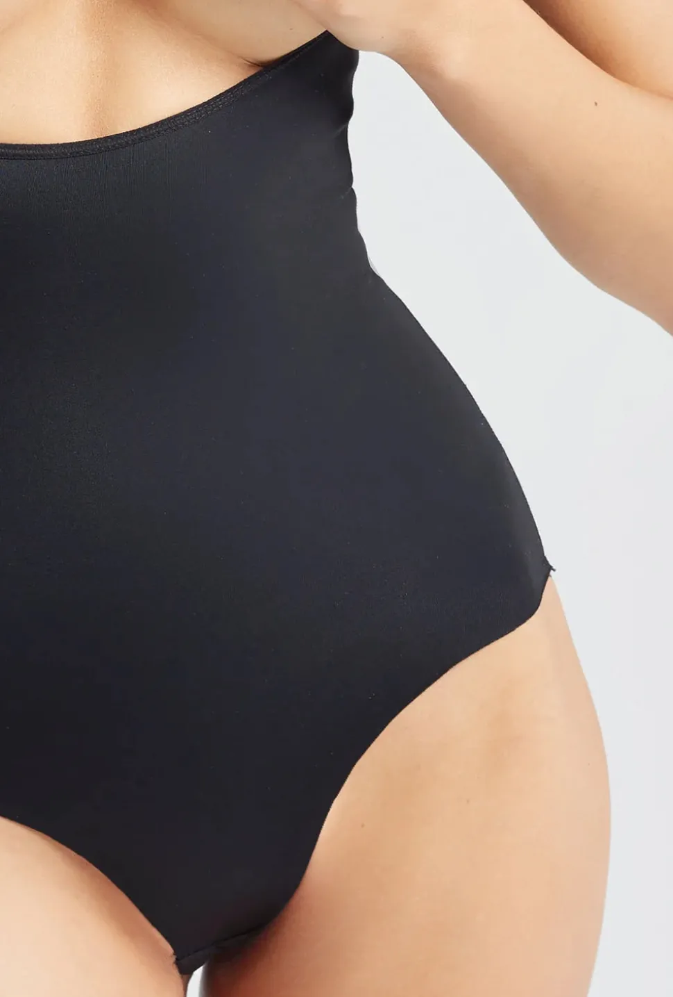 Modelujące body pod biust